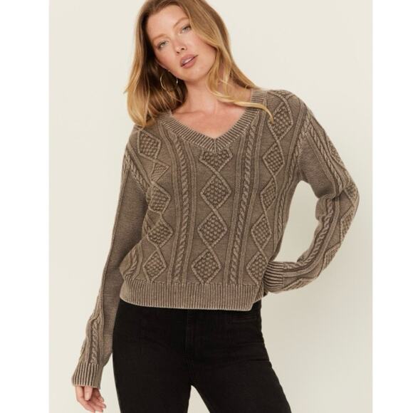 Cleo+ Wolf Cable Knit V-Neck Charcoal Grey Sweater NWT - Picture 1 of 10